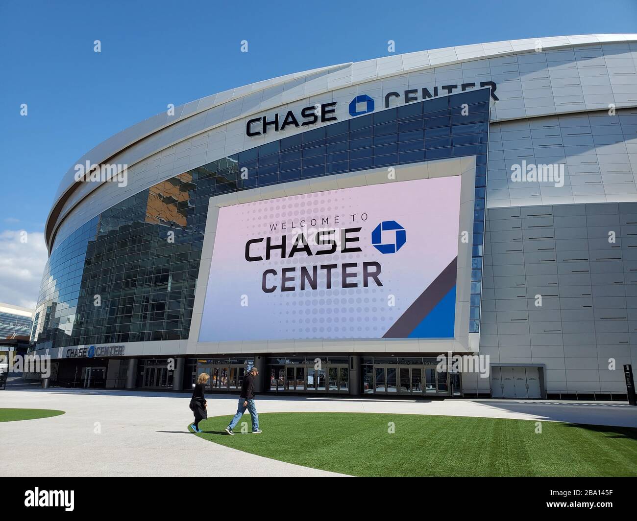 Il Chase Center e la zona commerciale circostante erano quasi vuoti durante lo scoppio del coronavirus COVID-19 a San Francisco, California, 19 marzo 2020. () Foto Stock