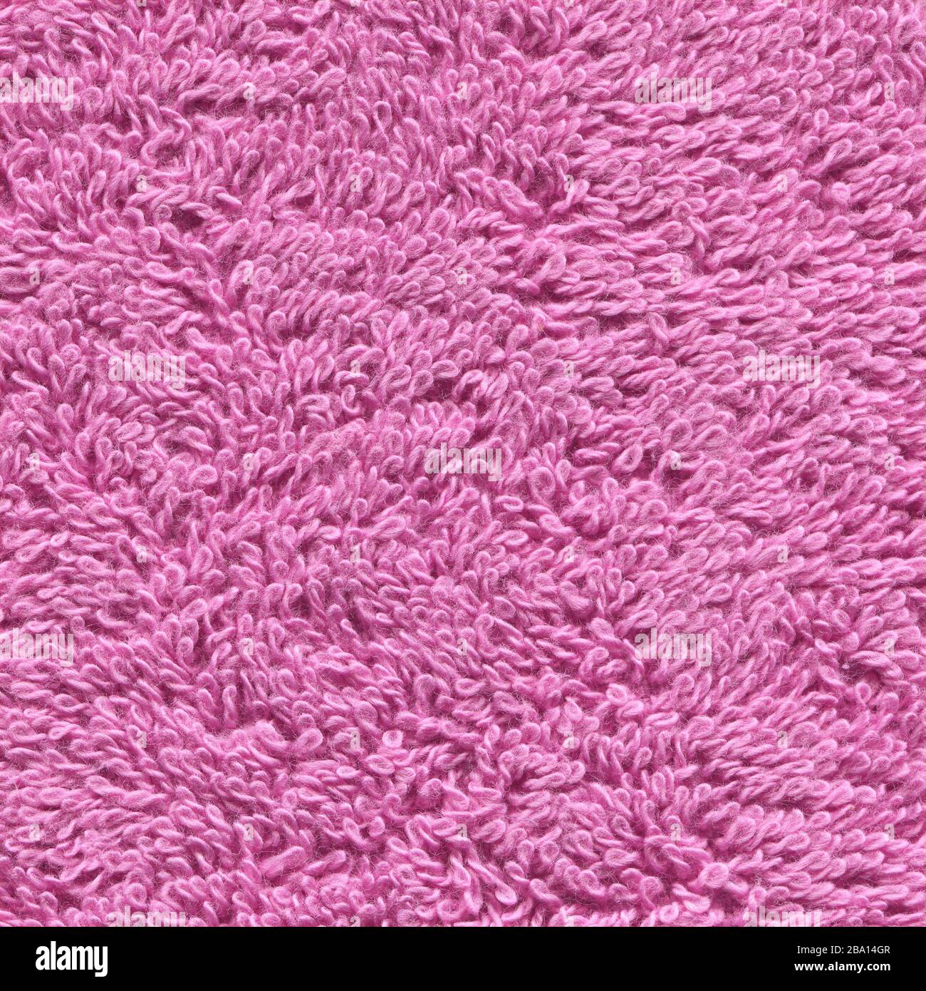 Telo da bagno di colore rosa. Telo da bagno sfondo rosa. Morbido panno rosa. Foto Stock