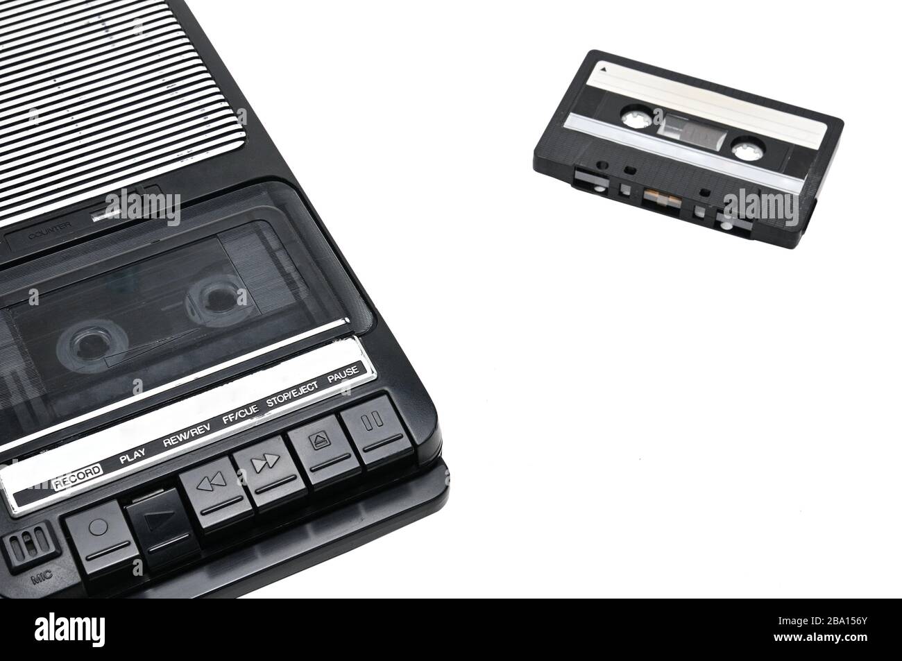 Cassetta a nastro registratore per la registrazione e la riproduzione di cassette audio su un isolato bianco sfondo.Vintage Foto Stock