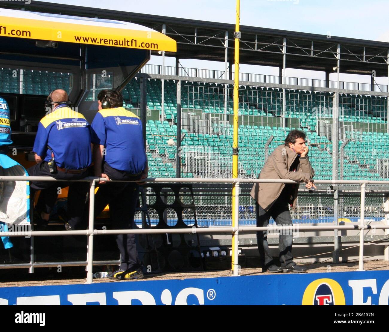 Nelson Piquet Sr guarda alla giornata di test di debutto di Nelson Piquet Jr per il Team di Formula 1 Renault davanti all'evento stampa pubblico Silverstone UK 20 settembre 2006 Foto Stock