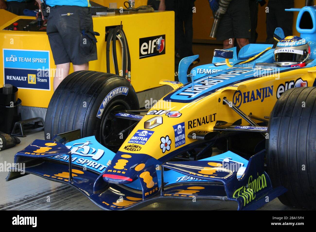 Vettura Renault di Formula 1 che lascia il box guidata da Nelson Piquet Jr al primo giorno di test circuito di Silverstone Inghilterra Regno Unito 20 settembre 2006 Foto Stock