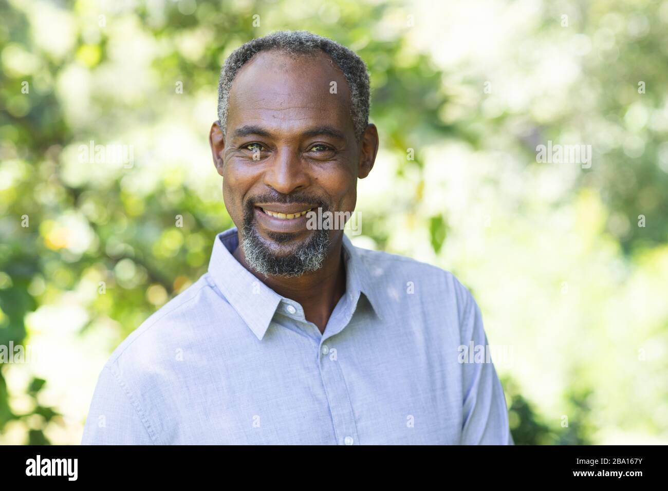 Ritratto di uomo africano americano in un giardino Foto Stock