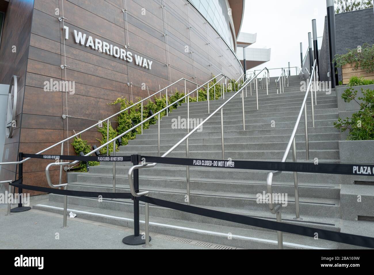 Le barriere bloccano le scale al Chase Center, chiuso a Mission Bay durante un ordine di rifugio in luogo in mezzo a uno scoppio del coronavirus COVID-19 a San Francisco, California, 23 marzo 2020. () Foto Stock