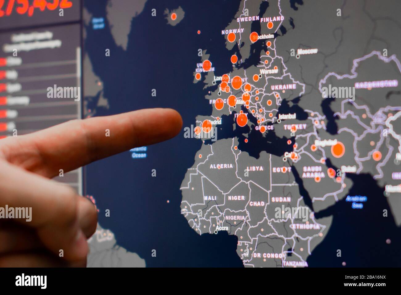 Un uomo mostra su uno schermo con la mappa europea di Coronavirus, SARS-Cov-2. Casi confermati di coronavirus nel mondo. Report globale Foto Stock