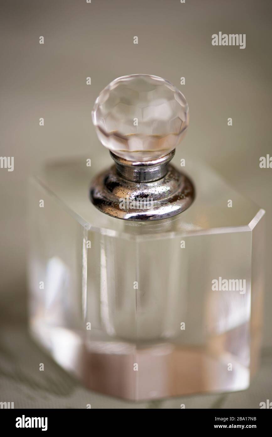 Macro fotografia della bottiglia di profumo. Foto Stock