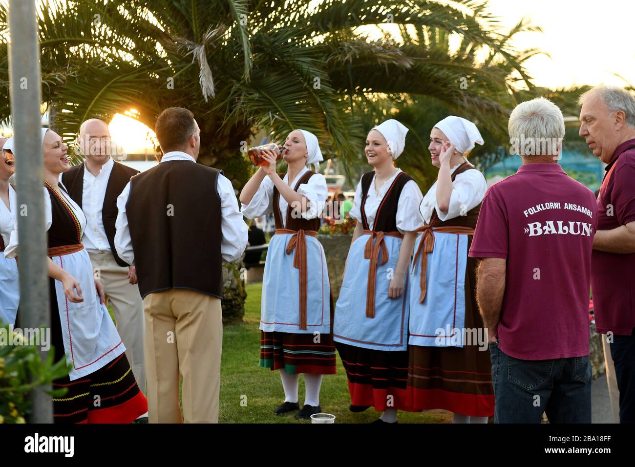 Vrsar, Croazia 2019 l'ensemble del Folklore Balun o Folklorni ansambl Balun prendere un drink prima della loro danza spettacolo Foto Stock