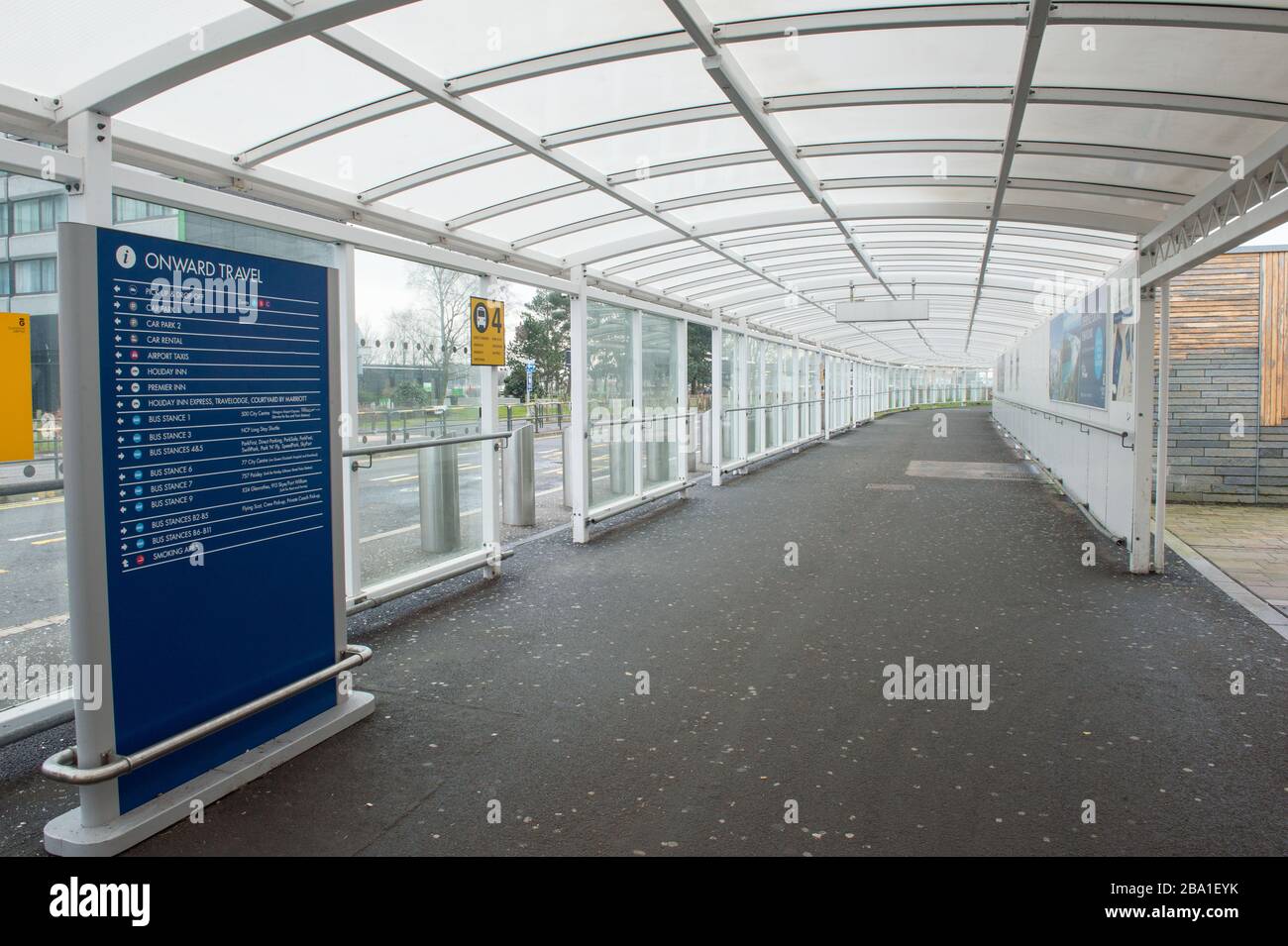 Glasgow, Regno Unito. 25 Marzo 2020. Nella foto: Vista l'interno del terminal passeggeri dell'aeroporto di Glasgow che mostra il luogo deserato a causa della sospensione e dell'annullamento dei voli da parte delle compagnie aeree a causa della pandemia di coronavirus. Credit: Colin Fisher/Alamy Live News Foto Stock