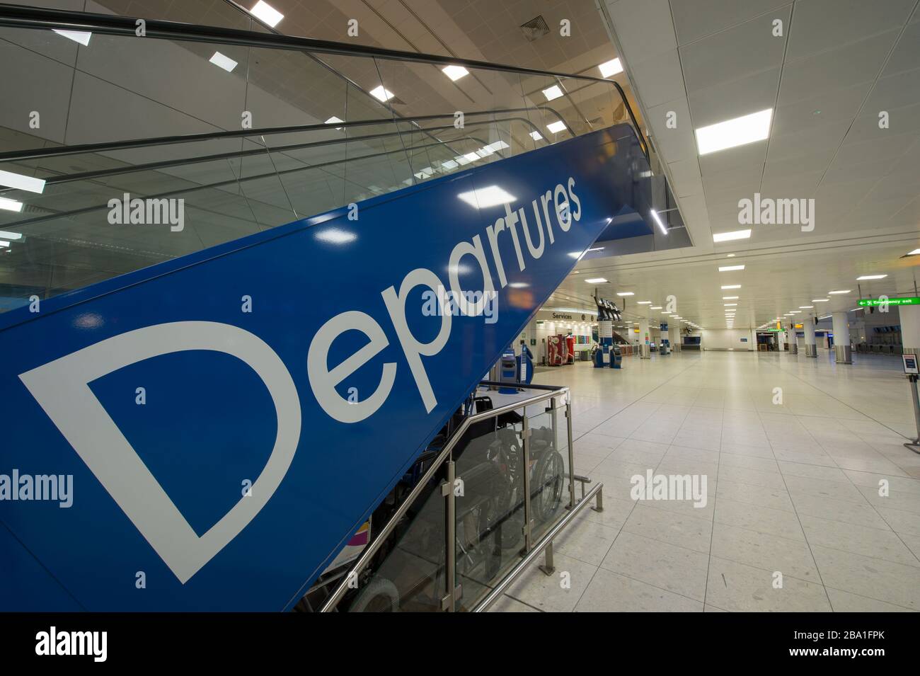 Glasgow, Regno Unito. 25 Marzo 2020. Nella foto: Vista l'interno del terminal passeggeri dell'aeroporto di Glasgow che mostra il luogo deserato a causa della sospensione e dell'annullamento dei voli da parte delle compagnie aeree a causa della pandemia di coronavirus. Credit: Colin Fisher/Alamy Live News Foto Stock