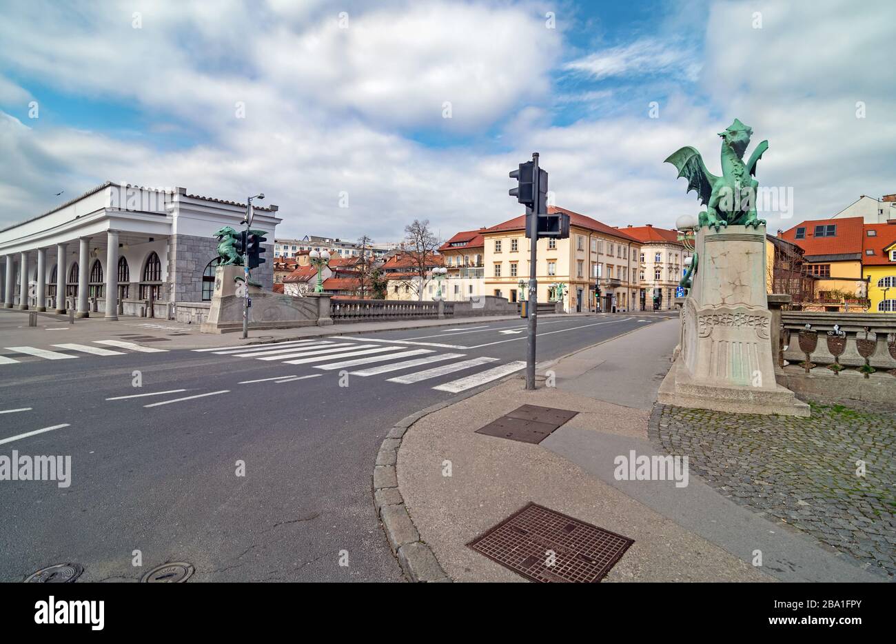 Strade vuote sul ponte del drago di Lubiana la domenica mattina primaverile, di solito pieno di gente, a causa della quarantena dei coronavirus, Lubiana, Slovenia Foto Stock