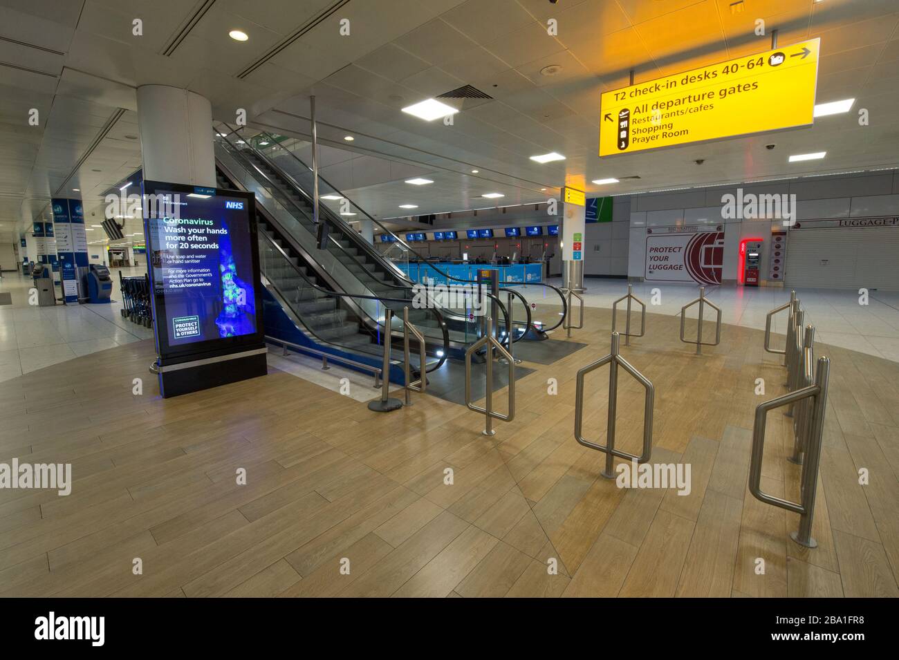 Glasgow, Regno Unito. 25 Marzo 2020. Nella foto: Vista l'interno del terminal passeggeri dell'aeroporto di Glasgow che mostra il luogo deserato a causa della sospensione e dell'annullamento dei voli da parte delle compagnie aeree a causa della pandemia di coronavirus. Credit: Colin Fisher/Alamy Live News Foto Stock