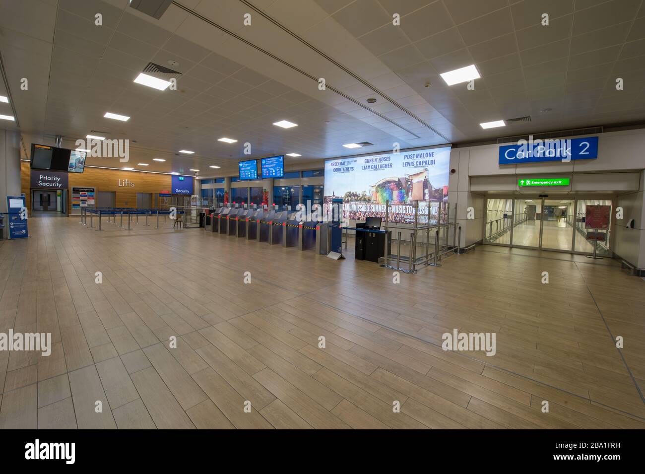 Glasgow, Regno Unito. 25 Marzo 2020. Nella foto: Vista l'interno del terminal passeggeri dell'aeroporto di Glasgow che mostra il luogo deserato a causa della sospensione e dell'annullamento dei voli da parte delle compagnie aeree a causa della pandemia di coronavirus. Credit: Colin Fisher/Alamy Live News Foto Stock