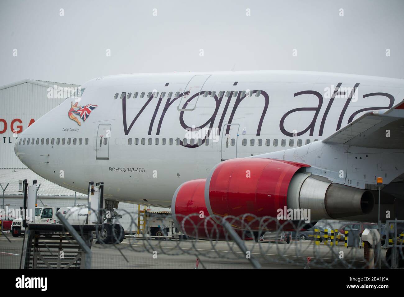 Glasgow, Regno Unito. 25 Marzo 2020. Nella foto: Velivolo Virgin Atlantic (Boeing 747-400 serie - chiamato Ruby Tuesday, registrato G-VXLG) e un Airbus A330-200 - chiamato Honkytonk Woman, registrato G-VMIK) stand a terra sul asfalto da parte del gancio Logan Air. Credit: Colin Fisher/Alamy Live News Foto Stock