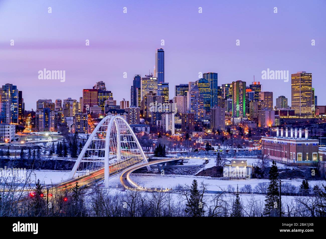 Walterdale Bridge e skyline della città, inverno, Edmonton, Alberta, Canada Foto Stock