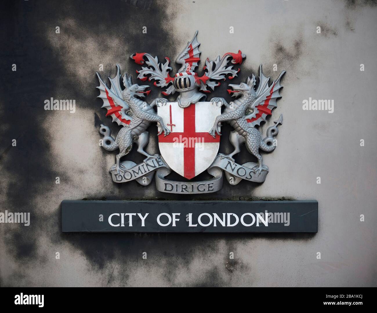 City of London Crest on Sooty Wall, Londra, Inghilterra Regno Unito Foto Stock