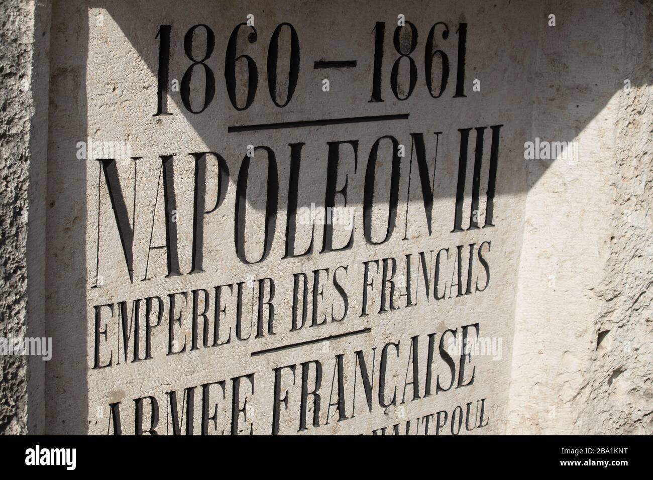 Stele commemorative di Nahr el-Kalb, Libano. Questo è di Napoleone III Nahr al-Kalb è l'antico fiume Lycus. Libano - Giugno 2019 Foto Stock