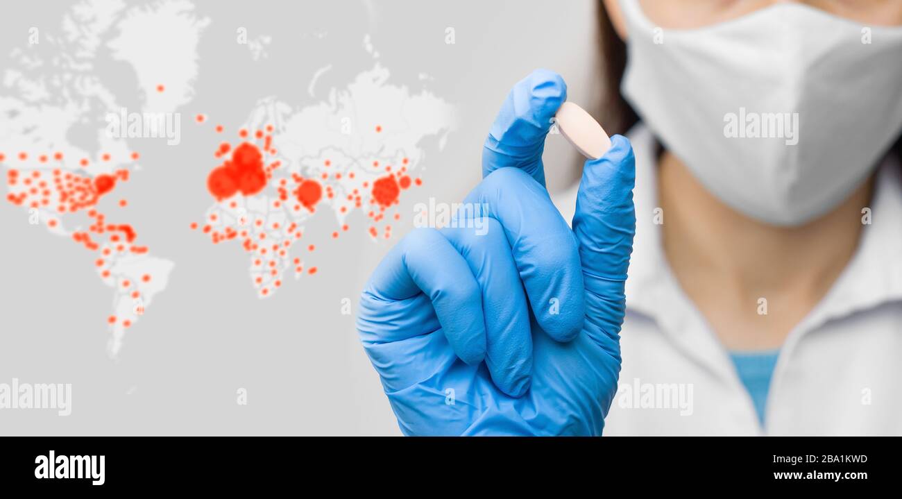 Sullo sfondo della mappa del coronavirus c'è una femmina che detiene una pillola contro il coronavirus, 2019-nCoV, SARS-nCov, COVID-2019 outbreaking. Concetto di assistenza sanitaria Foto Stock