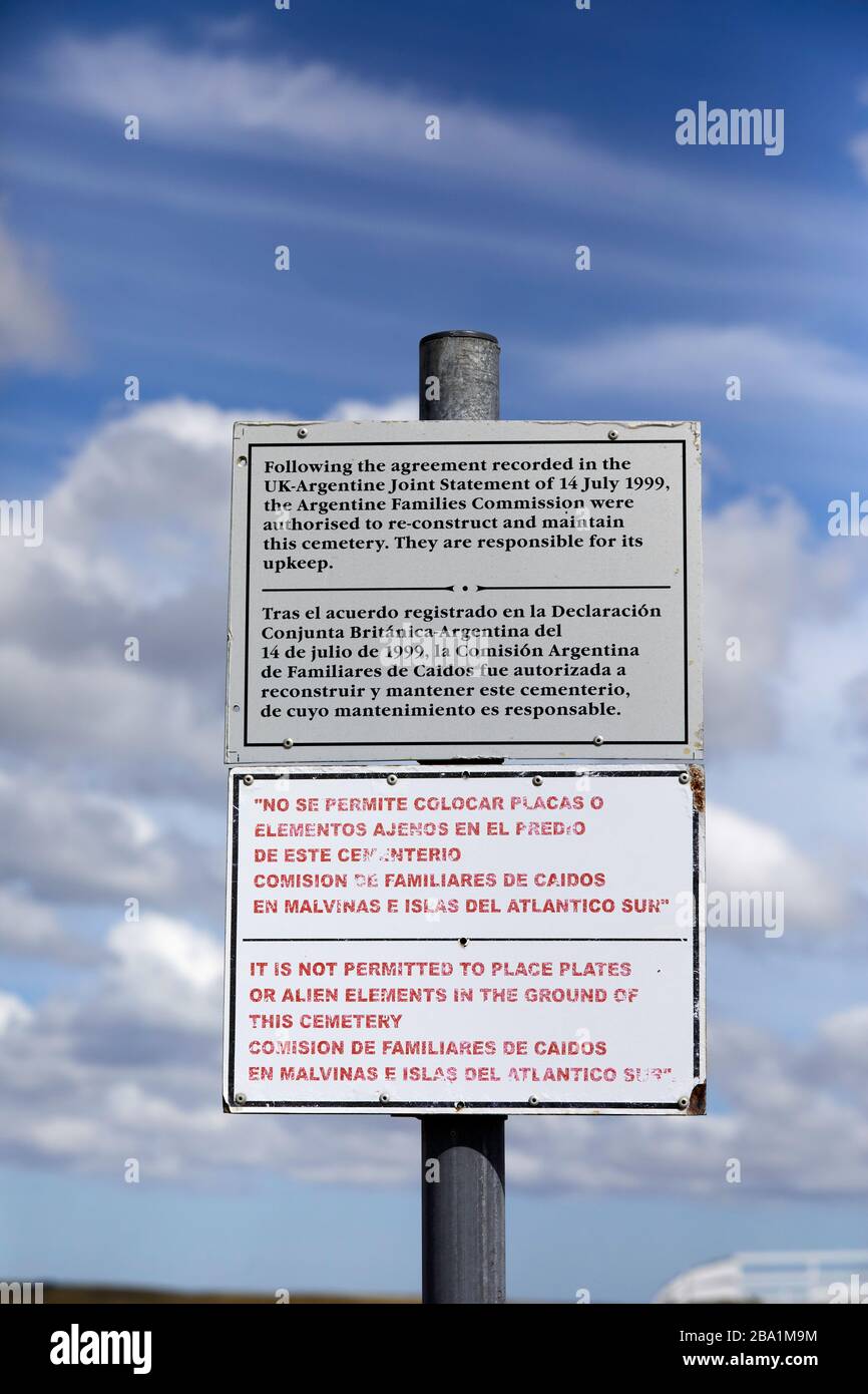 Cartello informativo al Cimitero Argentino, Falkland orientale, Isole Falkland, Falklands Foto Stock