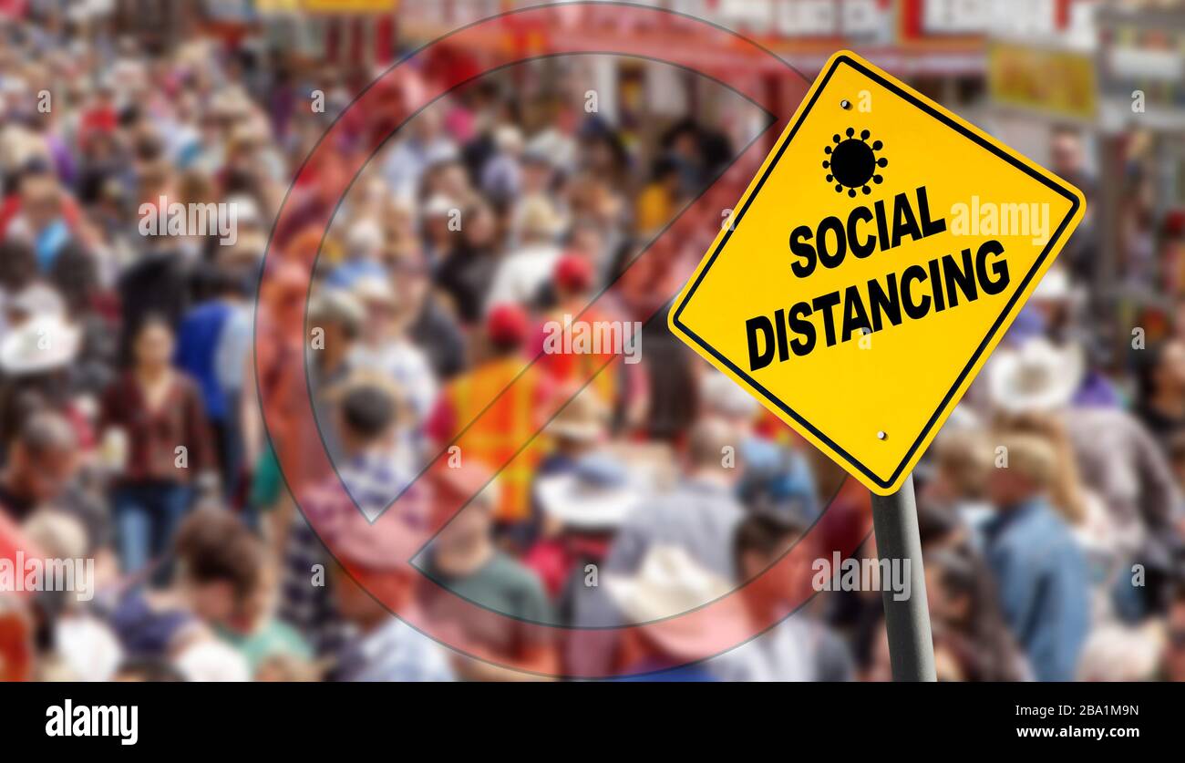 Segnale di avvertimento di distanza sociale con simbolo di divieto su una folla impaccata. Concetto di rimanere fisicamente separati per il controllo delle infezioni destinato a cessare Foto Stock