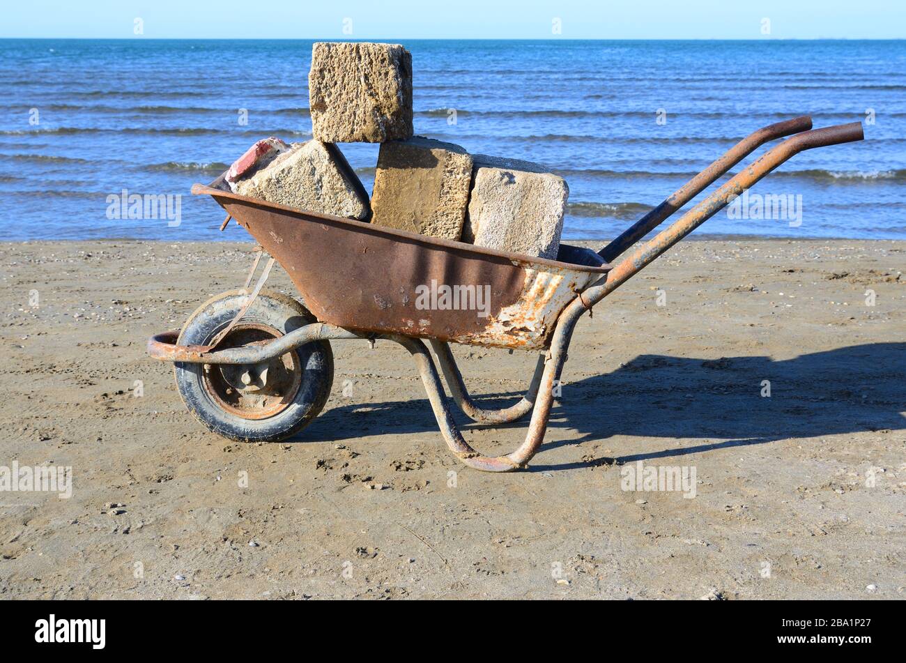 Carriola per il servizio di pulizie e lavori di costruzione,sul sito.Cart.Carrello con una ruota Foto Stock