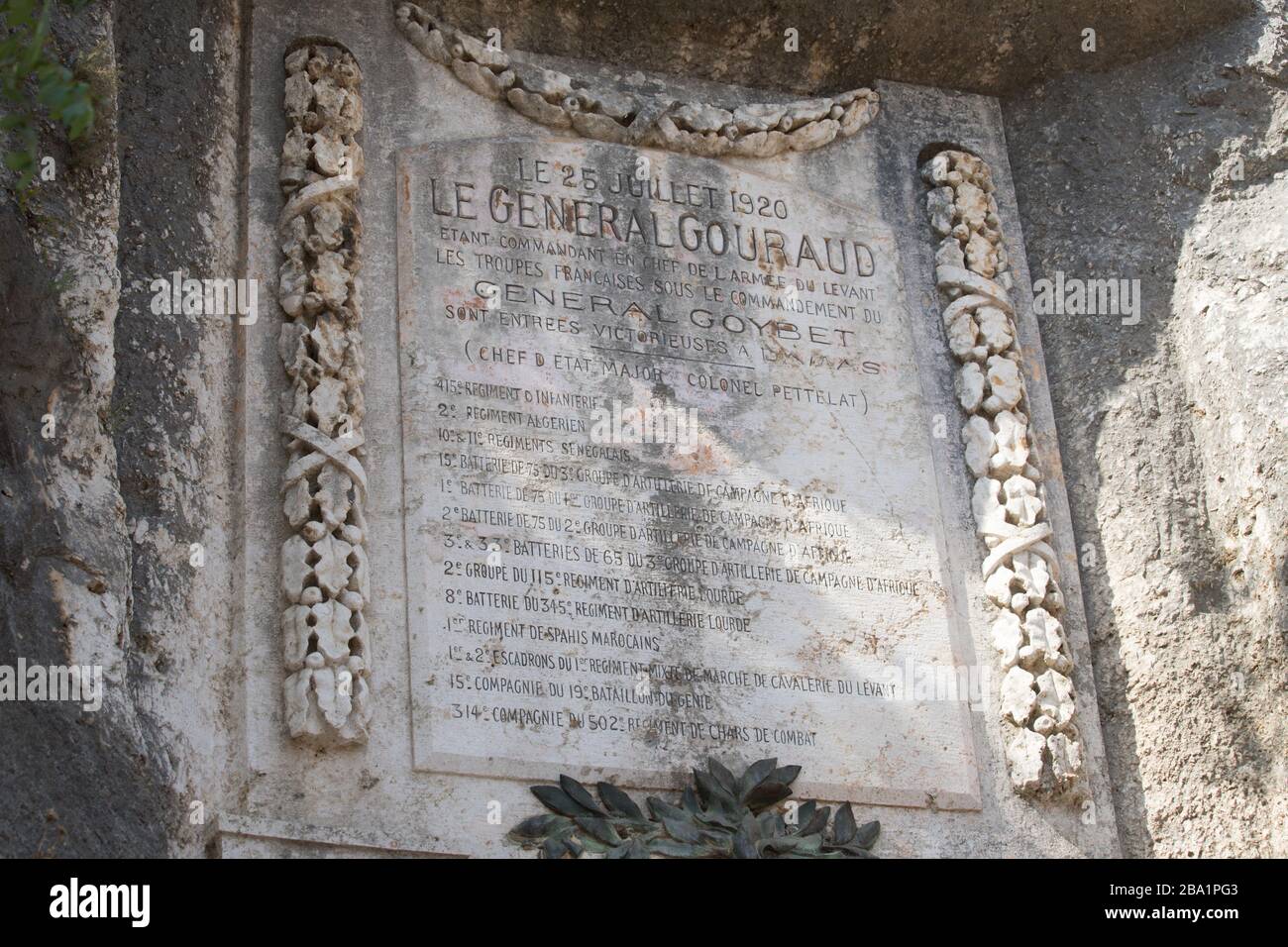 Iscrizione lasciata dalle truppe francesi sotto il generale Gouraud. Stele commemorative di Nahr el-Kalb, Libano. Nahr al-Kalb è l'antico fiume Lycus. Leban Foto Stock