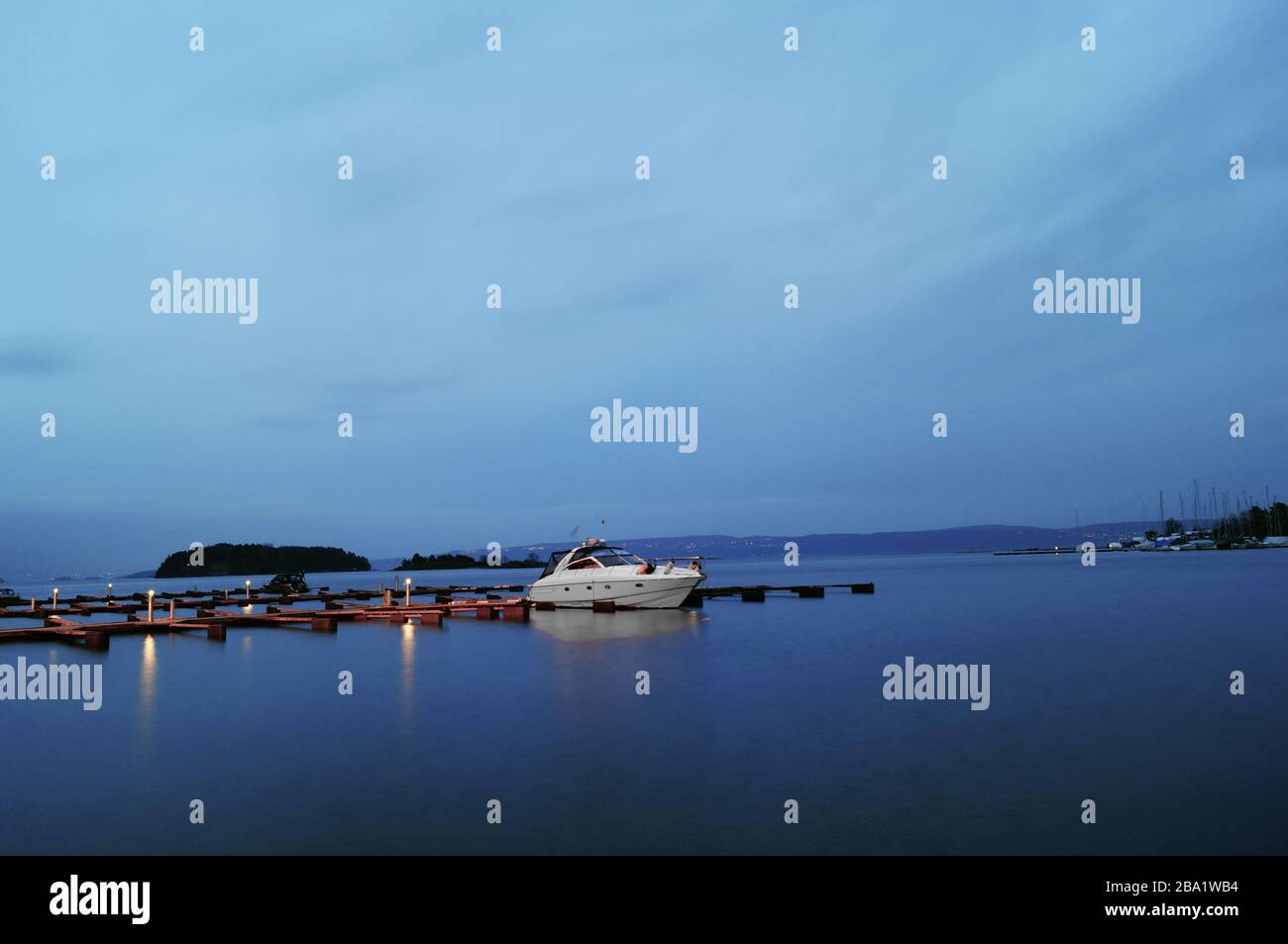 Barca Lonley nel molo Foto Stock