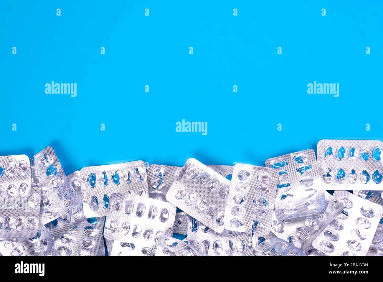Confezione vuota in argento per farmaci, pillole su sfondo blu con posto per il testo Foto Stock