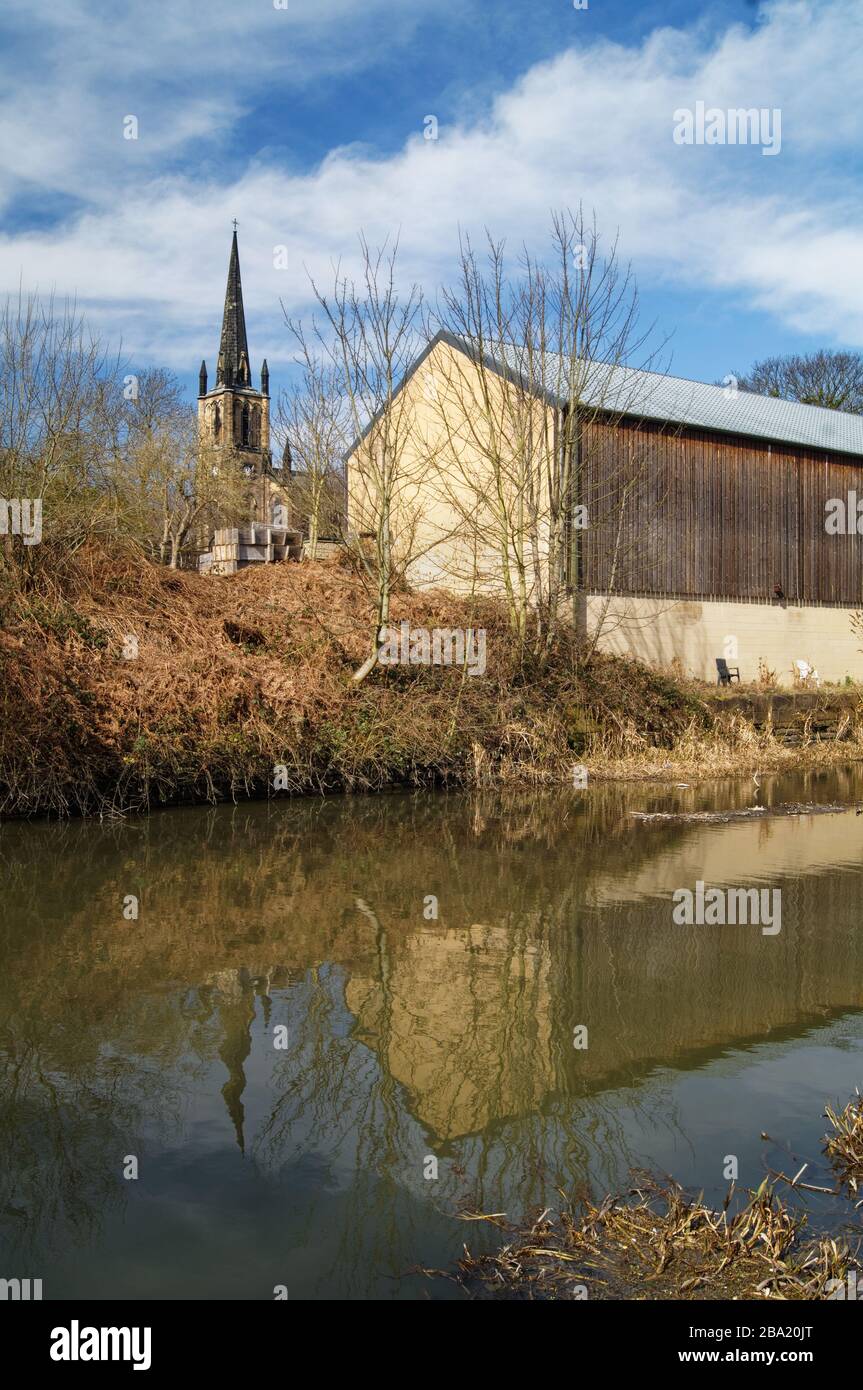 UK, South Yorkshire, Elsecar, Santa Trinity Parish Church e gli edifici accanto al canale Elsecar Foto Stock