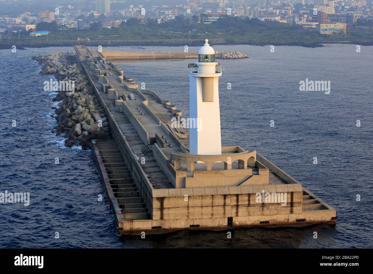 Struttura di frangionde faro, Jeju City, Jeju Island, Corea del Sud, Asia Foto Stock