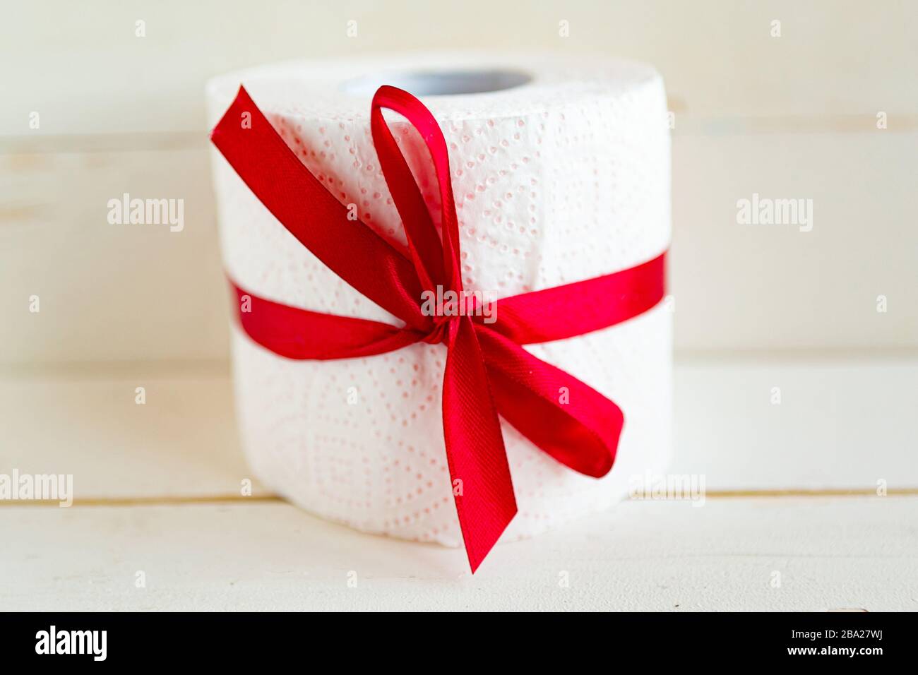 rotolo di carta igienica avvolto in fiocco regalo. coronavirus, covid-19,  panico, concetto di quarantena Foto stock - Alamy