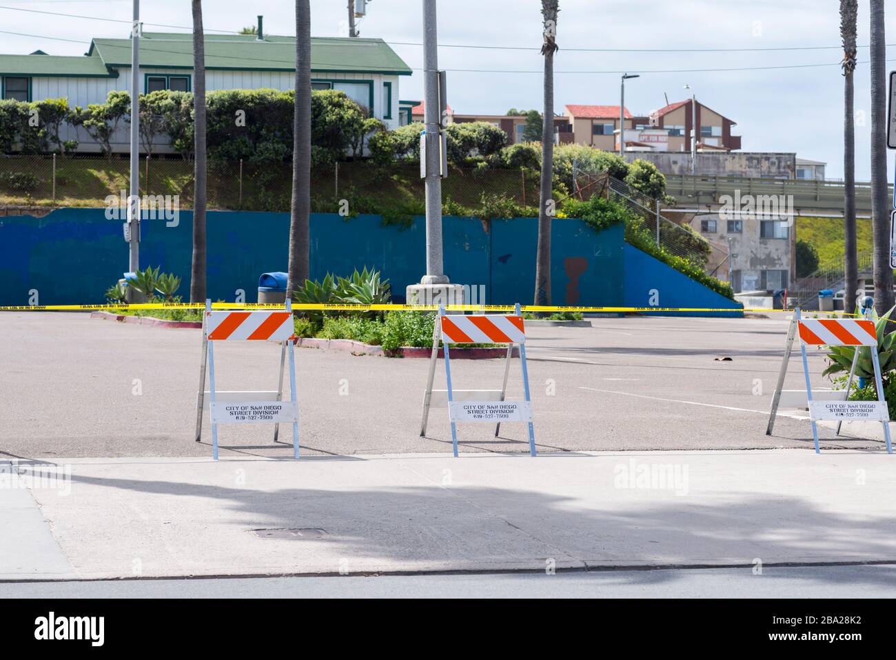 Il 03/23/2020, il sindaco di San Diego ha ordinato le chiusure pubbliche a causa del COVID-19. Nella comunità di Ocean Beach il 03/25/2020. San Diego, California, Stati Uniti. Foto Stock