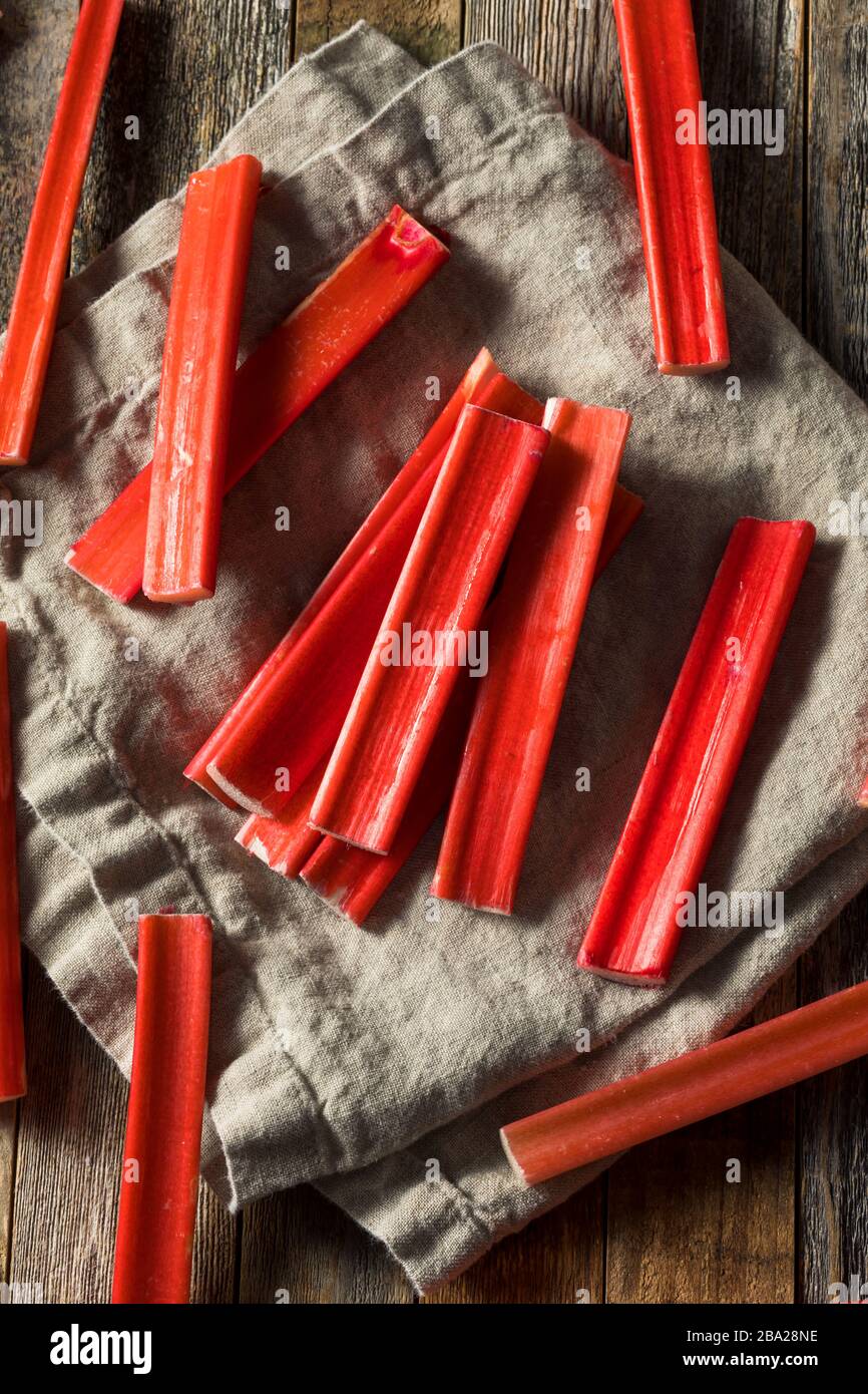 Bastoni di rhubard rossi organici grezzi pronti a cuocere con Foto Stock
