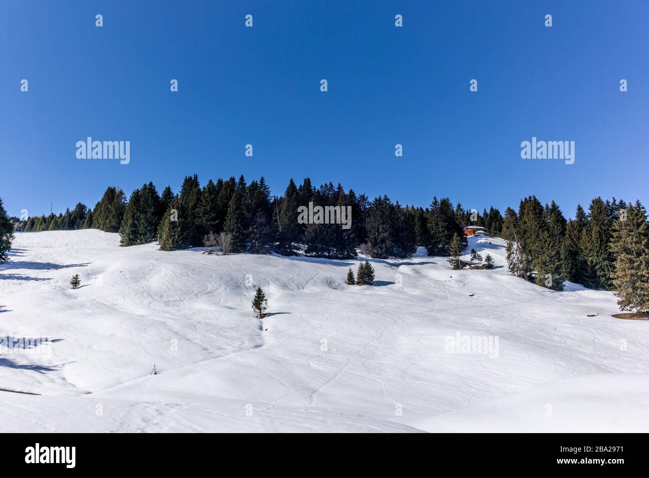 Piste sciistiche vuote e deserte durante la chiusura del virus corona nelle Alpi svizzere Foto Stock