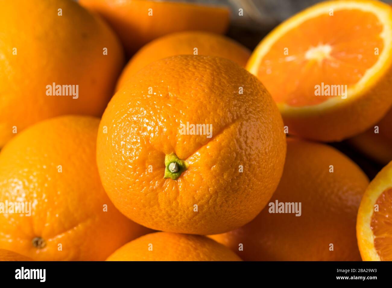 Arance di Cara Navel organiche crude pronte a mangiare Foto Stock