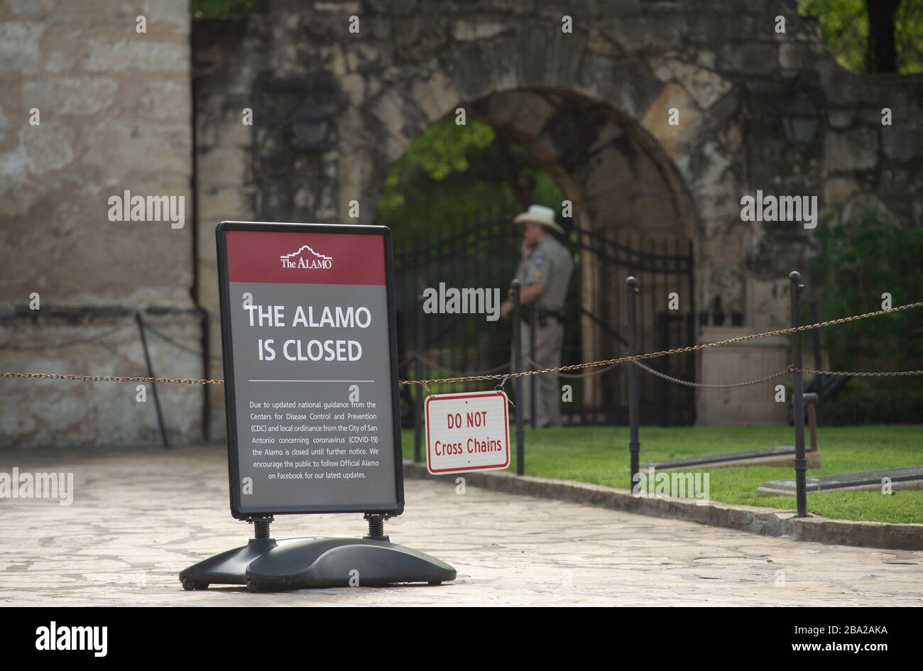 Uno stand del Texas Ranger di fronte al famosissimo Alamo , 25 marzo 2020 a SAN ANTONIO, Texas., il sito patrimonio dell'umanità dell'UNESCO è chiuso a causa della diffusione del Coronavirus Covid-19. San Antonio ha emanato una regola per il soggiorno a casa dei suoi cittadini. Foto Stock