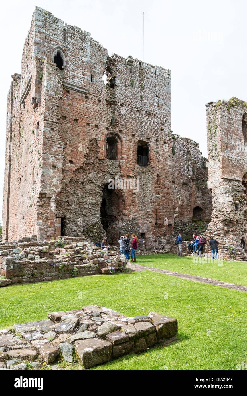 Gruppo scolastico a Brougham Castle Ruin, Cumbria, Inghilterra, Regno Unito Foto Stock