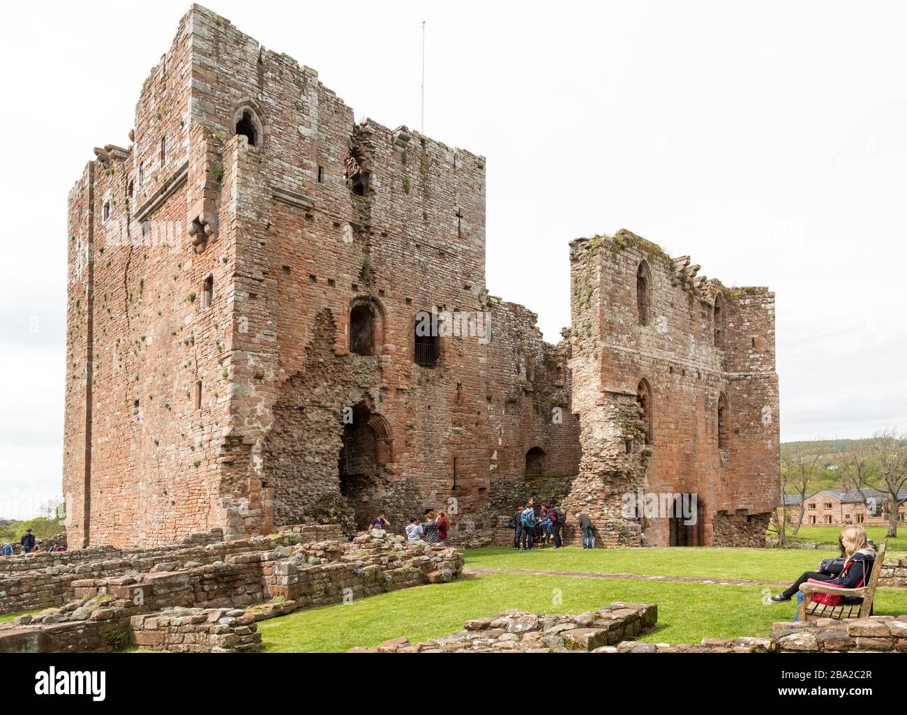 Gruppo scolastico a Brougham Castle Ruin, Cumbria, Inghilterra, Regno Unito Foto Stock