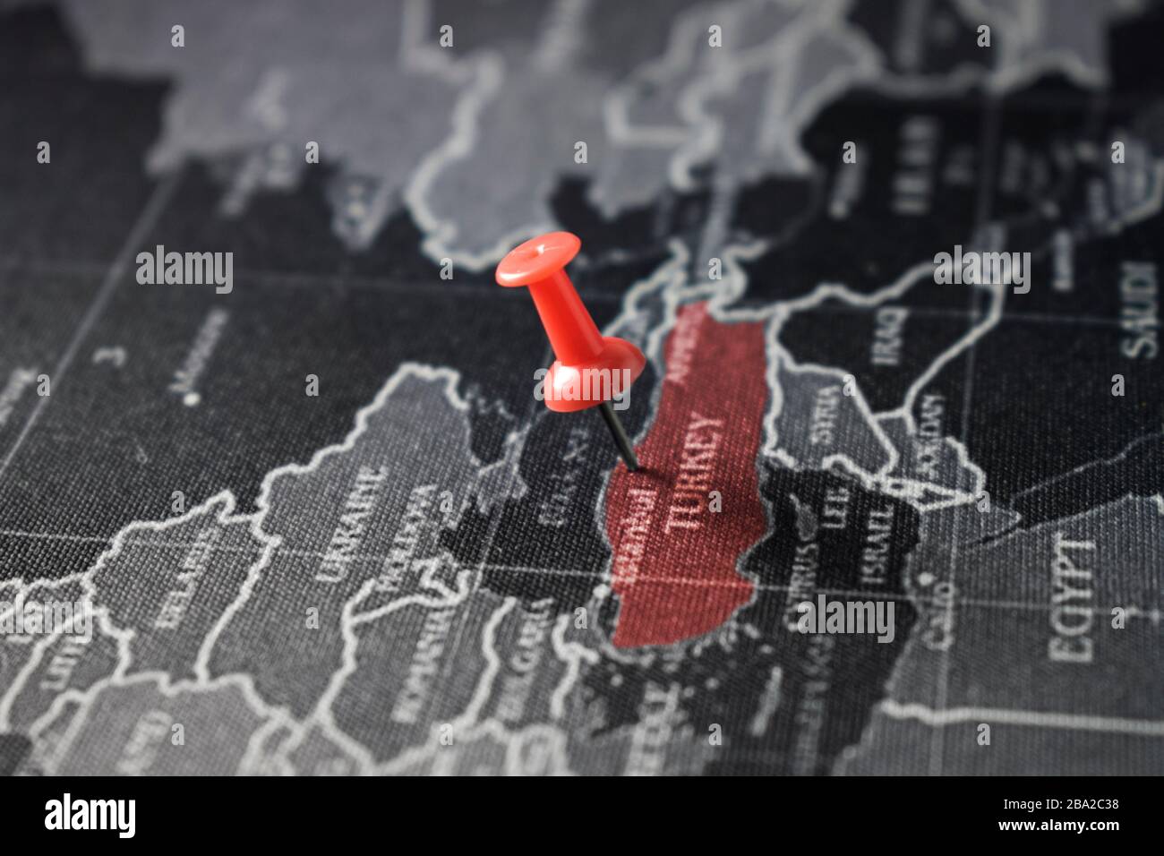 Mappa della Turchia evidenziata su sfondo oscuro mappa del mondo. Concetto che rappresenta il virus cinese di Wuhan Covid-19 o Coronavirus in Turchia. Foto Stock