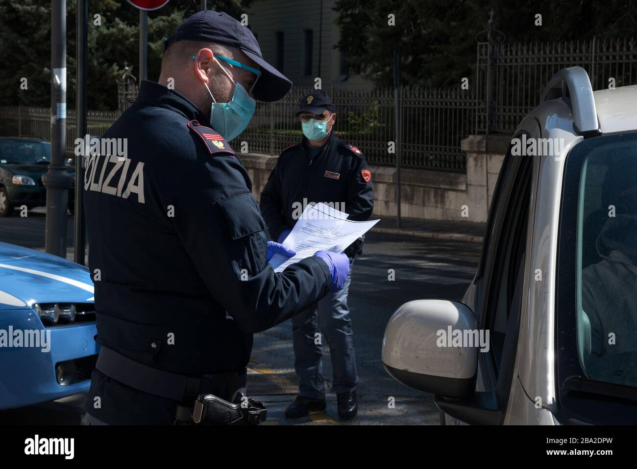 Campobasso,Regione Molise,Italia:due poliziotti controllano l'autodestazione di una persona che circola durante l'emergenza del coronavirus a Campobasso. Foto Stock