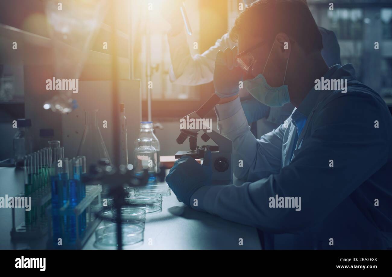 Laboratorio di scienze mediche. Concetto di ricerca su virus e batteri Foto Stock