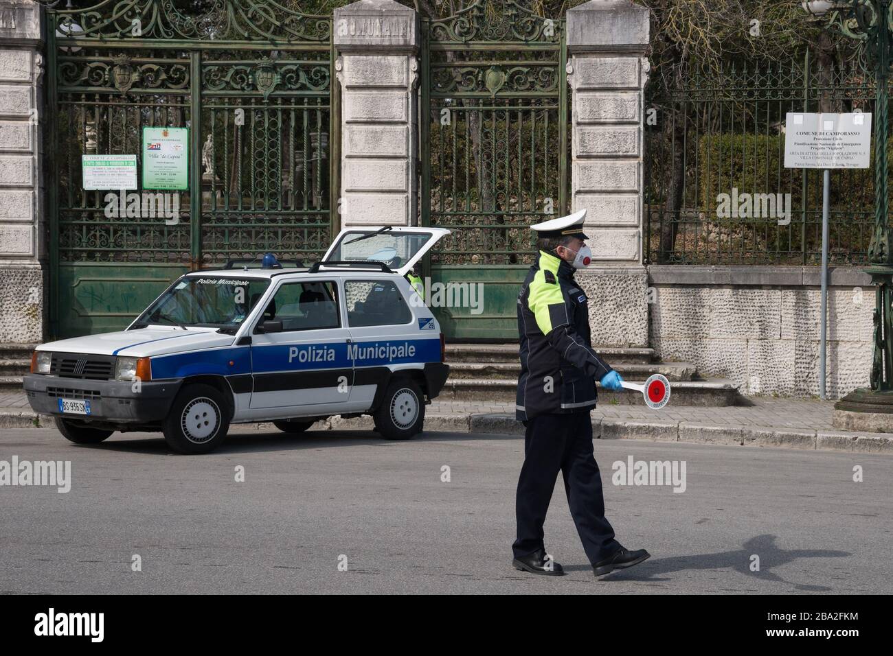 Campobasso,Regione Molise,Italia:un poliziotto urbano ferma le vetture per controllare l'autodichiarazione di circolare nei giorni del coronavirus di emergenza i Foto Stock