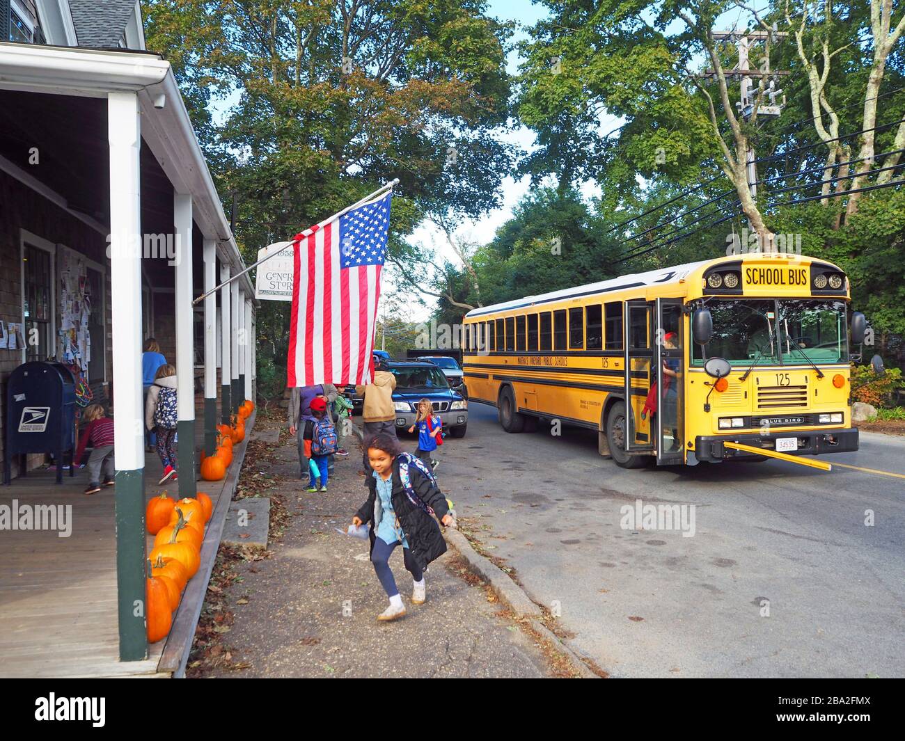 I bambini che lasciano un autobus scolastico fuori dal General Store di Alley, West Tisbury, Martha's Vineyard, Massachusetts, Stati Uniti Foto Stock