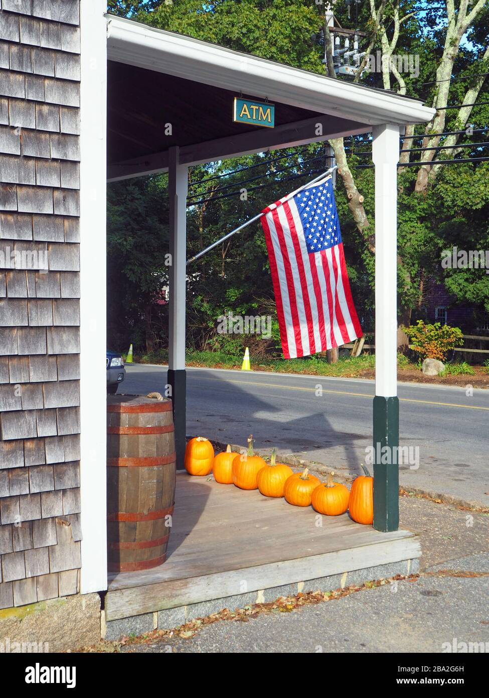 Bandiera DEGLI STATI UNITI e zucche fuori dal General Store di Alley, West Tisbury, Martha's Vineyard, Massachusetts, Stati Uniti Foto Stock