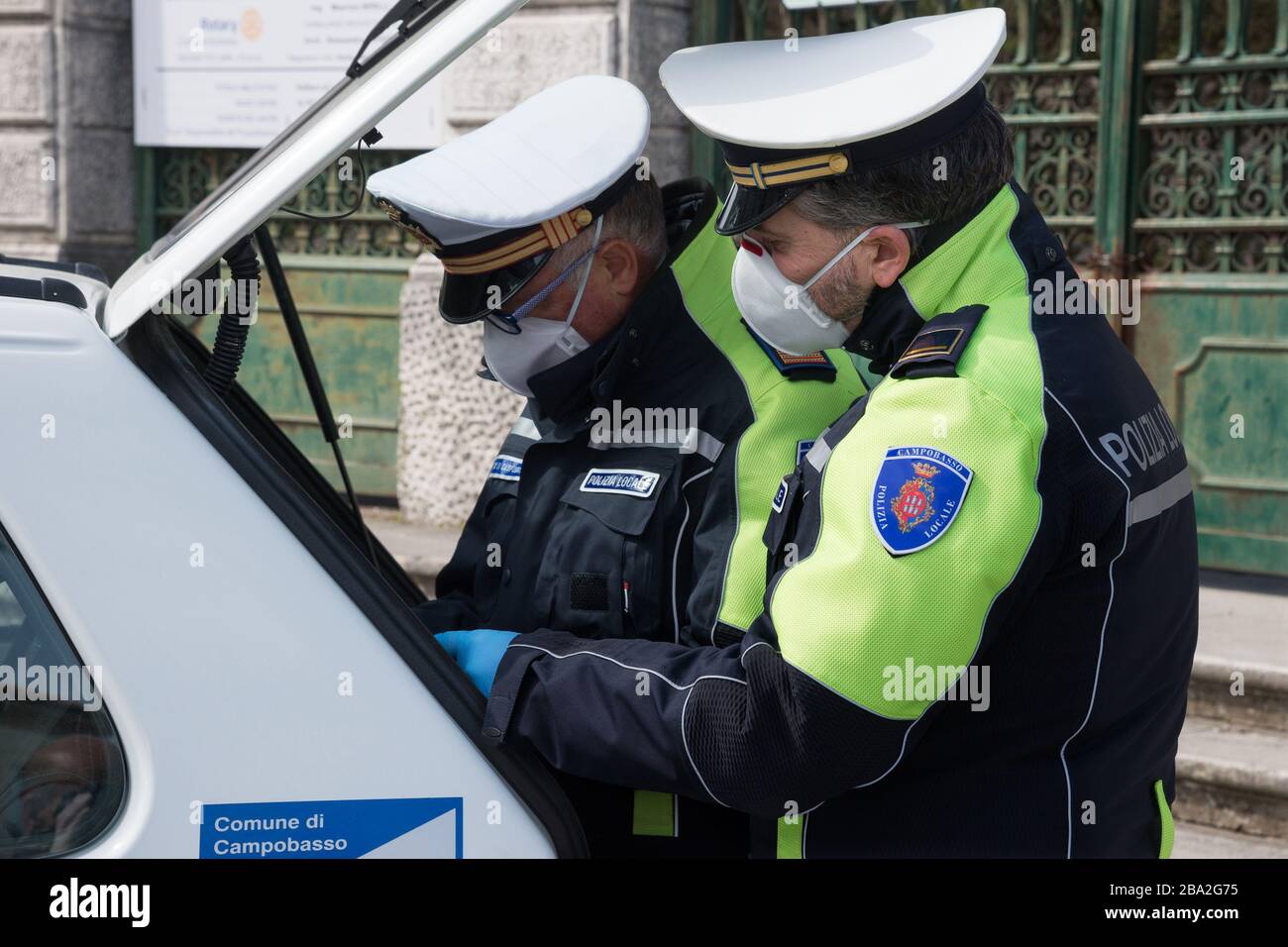 Campobasso,Regione Molise,Italia:due poliziotti urbani controllano l'autodestazione di una persona che circola durante l'emergenza coronavirus a Campobasso. Foto Stock