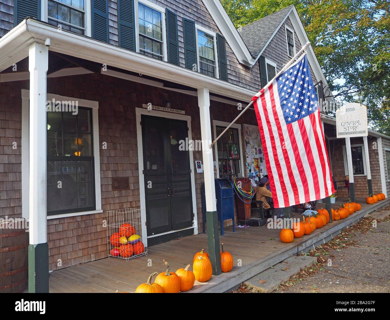 Bandiera DEGLI STATI UNITI e zucche fuori dal General Store di Alley, West Tisbury, Martha's Vineyard, Massachusetts, Stati Uniti Foto Stock