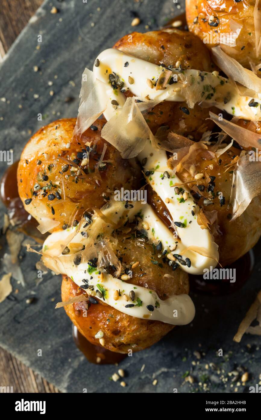 Takoyaki di Octopus Japaense fatto in casa con salsa Mayo e Bonito Foto Stock