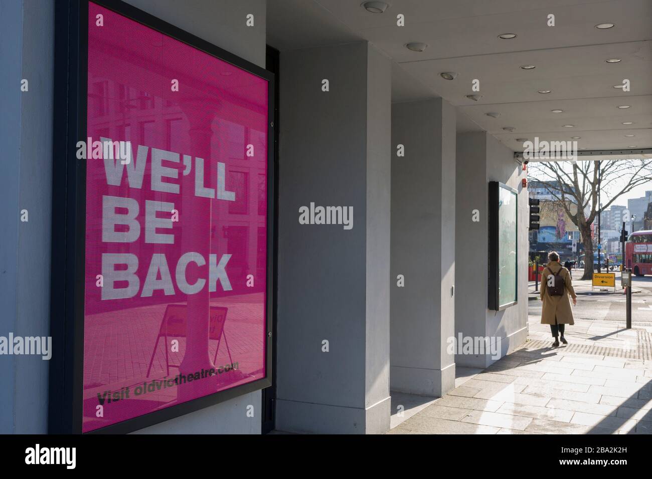Poiché il numero di casi di Coronavirus nel Regno Unito è aumentato a oltre 8,000, è stato annunciato che migliaia di test domestici di 15 minuti potrebbero essere resi disponibili entro giorni a coloro che si autoisolano con sintomi. Un cartellone digitale racconta ai teatrigatori del teatro Old Vic che saranno tornati, a Waterloo, il 25 marzo 2020, a Londra, Inghilterra. Foto Stock