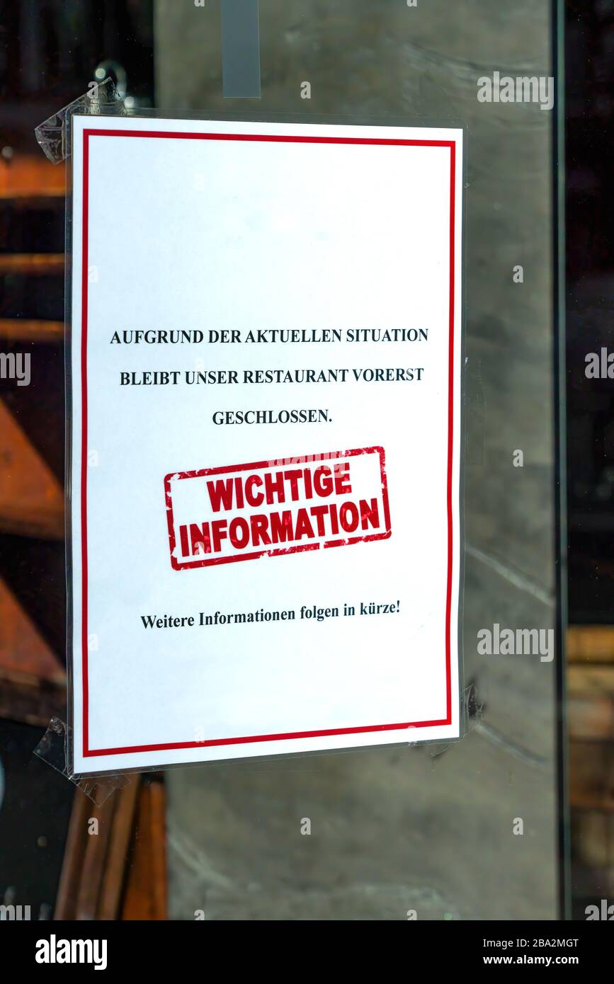 Un negozio chiuso in germania a causa del virus corona o covid-19 con testo tedesco 'rispetto alla situazione attuale il nostro ristorante sarà chiuso per il Foto Stock