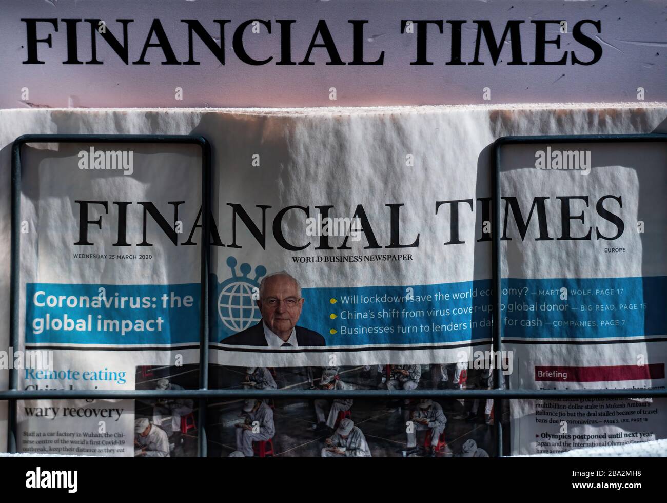 Francoforte, Germania, 03/25/2020: Un giornale rack con il giornale Finacial Times che riporta la pandemia di Coronavirus Foto Stock