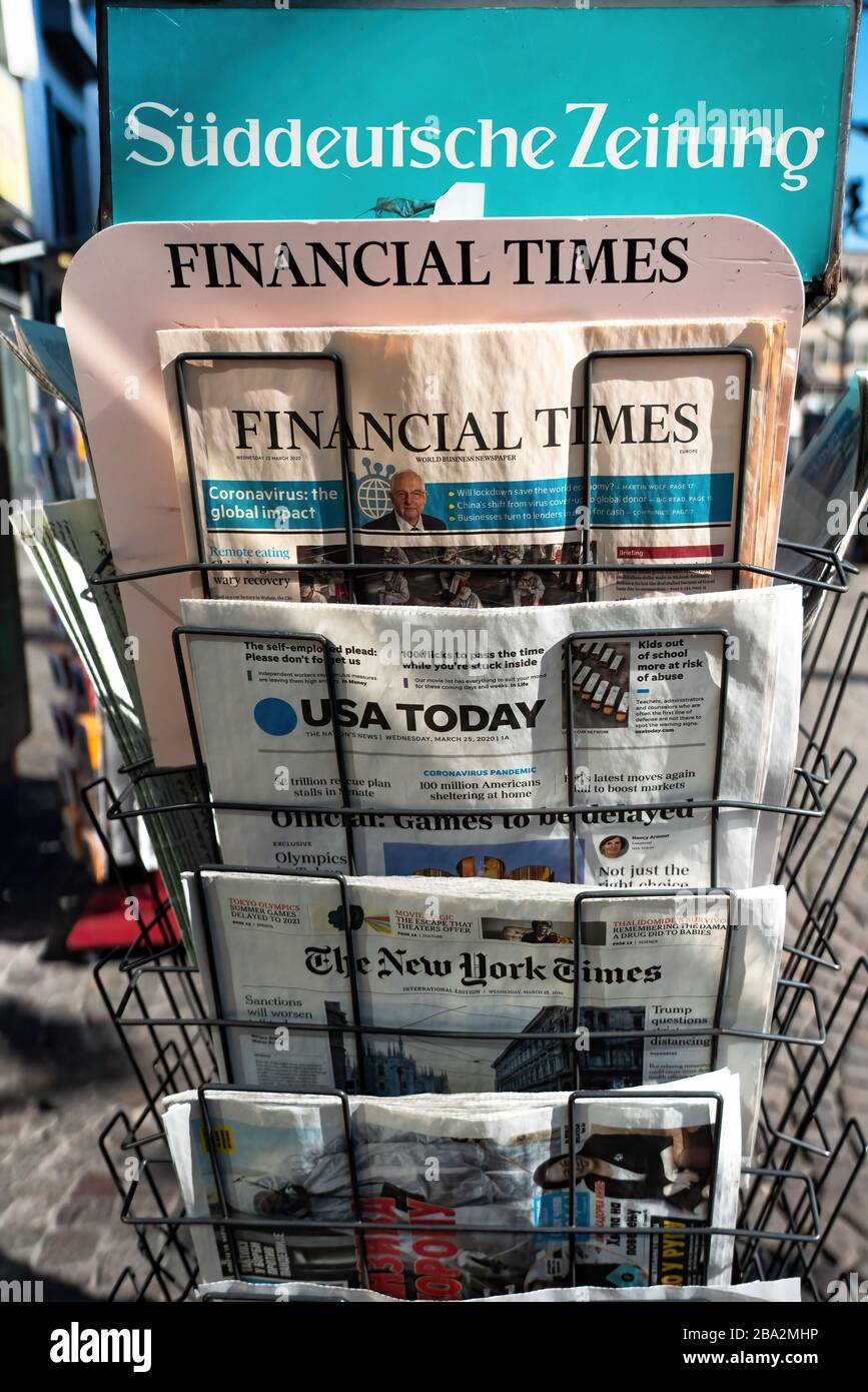 Francoforte, Germania, 03/25/2020: Un giornale rack che tiene diversi giornali internazionali che riportano sul Coronavirus Foto Stock