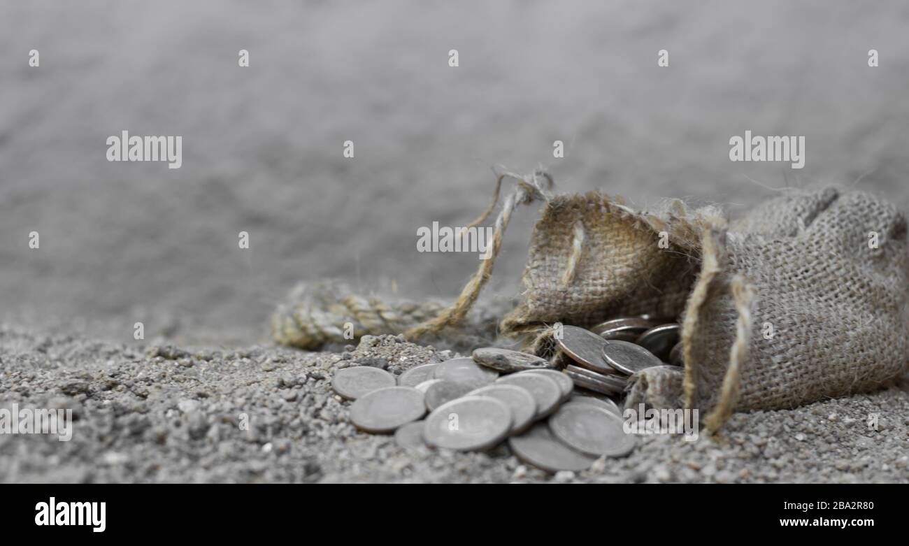 sacco con le trenta monete d'argento simbolo biblico del tradimento di giuda Foto Stock